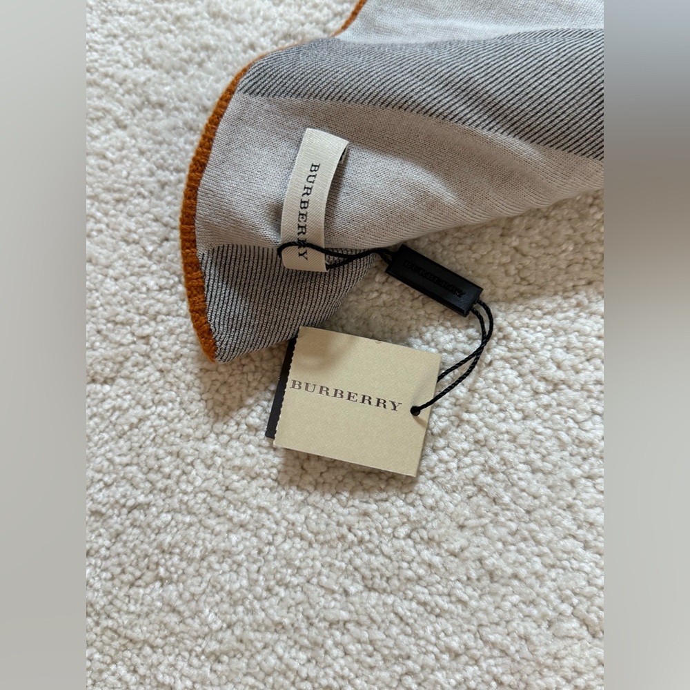 Burberry Men’s Solid to Check Cashmere Scarf - Picture 3 of 7